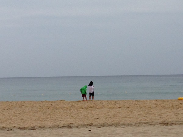 두 아들이 화진포 해변을 구경하고 있다